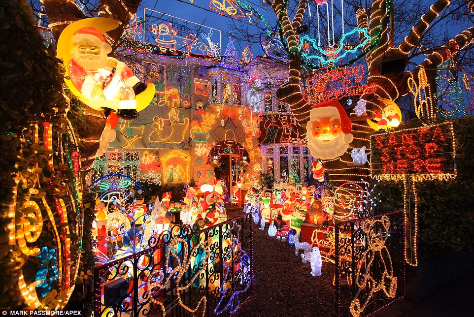 Anh chàng thợ điện Alex Goodhind (30 tuổi) đã dành hàng tuần để treo những chiếc đèn trang trí khắp quanh ngôi nhà từ nội thất tới ngoại thất.