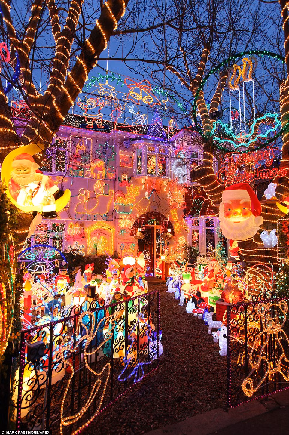 Ngoài việc chi khá nhiều tiền, anh thợ điện này cũng bỏ ra rất nhiều thời gian và công sức cho tác phẩm ngôi nhà Giáng sinh lung linh này.