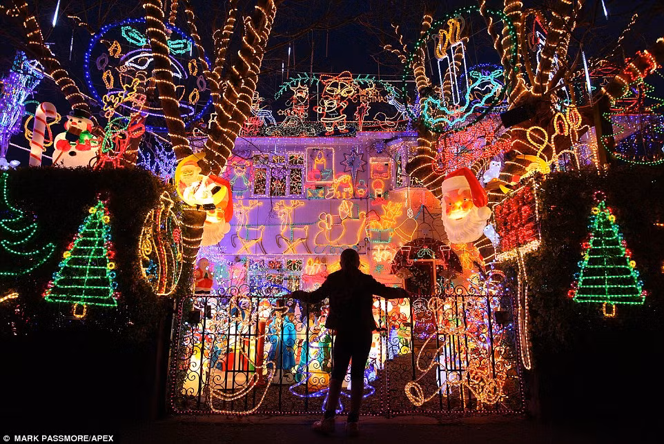 Với hơn 200.000 đèn nhấp nháy treo từ trong nhà ra đến khu vườn của mình, Goodhind phải bỏ ra tới 1.000 bảng Anh (tương đương 33 triệu đồng) để chi trả tiền hóa đơn điện vào thời điểm mùa lễ hội đến khi kết thúc.