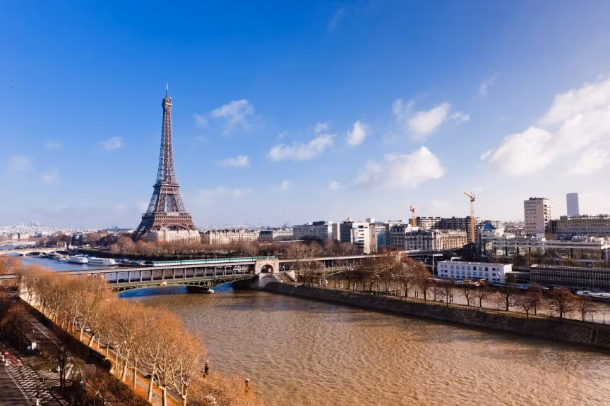 6. Penthouse ở Paris - 14,7 triệu USD. Penthouse này nằm ở quận 16 của Paris, giữa trung tâm thành phố lãng mạn nhất thế giới. Penthouse này có 5 phòng ngủ, hai hầm đậu xe, một hầm rượu và một khu vực phòng ngủ riêng cho nhân viên.