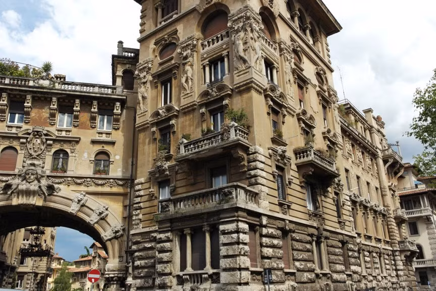 Penthouse Loft ở Rome, Italy - 8,6 triệu USD. Nằm trên tầng 4 của Palazzo Degli Ambasciatori (Cung điện của Đại sứ) tại quận Coppede, Rome, Italy, căn hộ penthouse rộng tới gần 140 m2. Căn hộ có tầm nhìn 180 độ ra toàn thành phố Rome xinh đẹp.