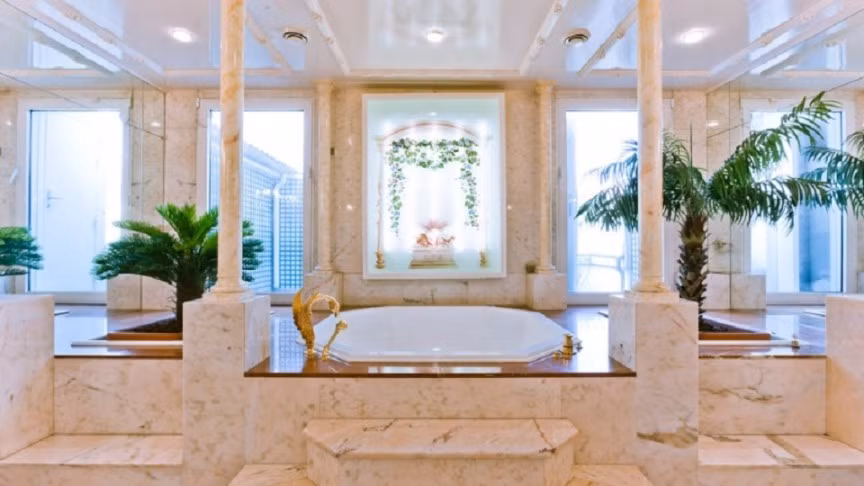 4. Căn hộ Penthouse ở Paris - 57,3 triệu USD. Đây là một căn hộ penthouse 2 tầng nằm ở quận 16 - trung tâm của Paris, với tầm nhìn toàn cảnh ra sông Seine và tháp Eiffel. Penthouse này có 8 phòng ngủ, 8 phòng tắm, sân thượng, phòng tắm hơi, spa và phòng tập thể dục. Mỗi phòng trong penthouse đều được thiết kế với các vật liệu sang trọng.