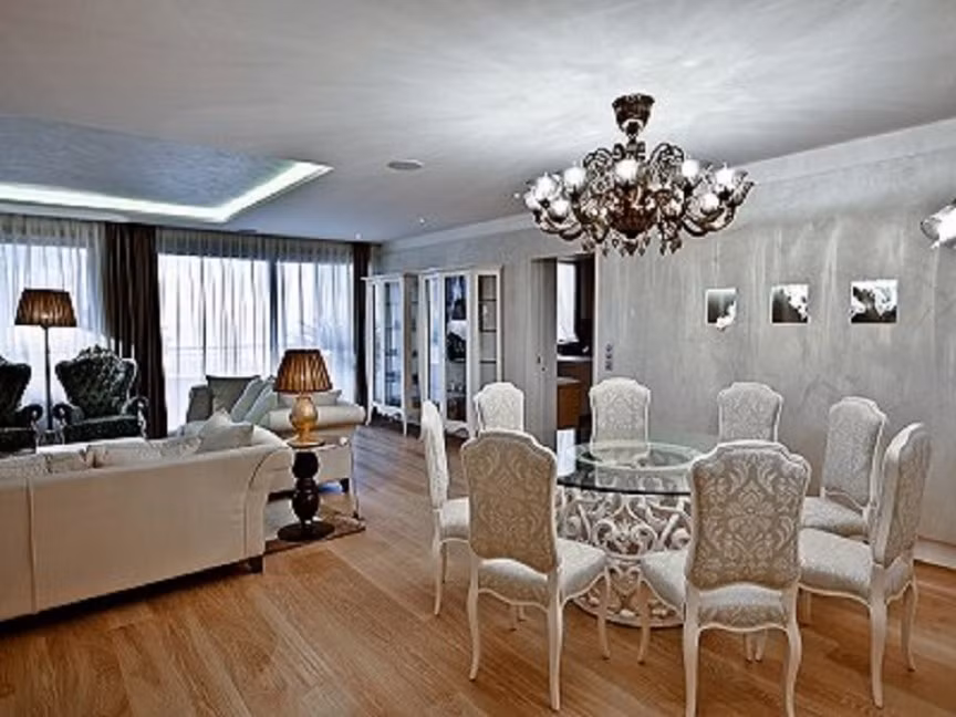 5. Căn Penthouse nằm ở bến du thuyền Fontvieille, Monaco - 23 triệu USD. Căn hộ này có một vị trí đắc địa, gần các cửa hàng, nhà hàng, chợ và công viên. Penthouse có một phòng khách sang trọng nhìn ra bến du thuyền. Ngoài ra, nó còn có 3 phòng ngủ, 4 phòng tắm, sân thượng với nhà bếp ngoài trời, phòng tắm nắng, bể sục và khu vườn xinh đẹp.