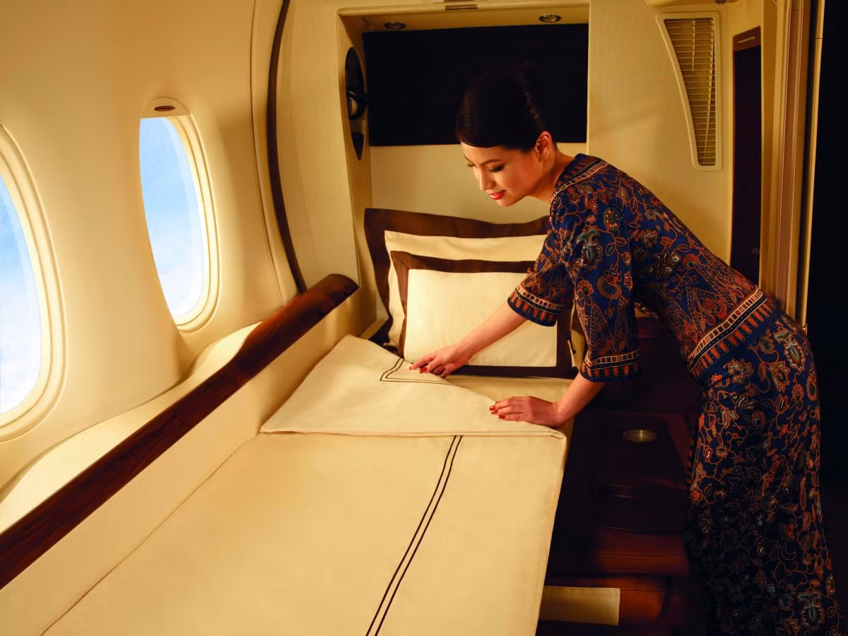 Hãng Singapore Airlines từ lâu đã được biết đến như là một trong những hãng hàng không tốt nhất thế giới. Mỗi ghế khoang hạng nhất của hãng này được trang bị đầy đủ với một ti vi màn hình LCD 23 inch, thậm chí còn có cả giường riêng biệt cho khách VIP thay vì giường ghế chuyển đổi.
