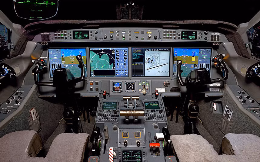 Chiếc máy bay, trang bị hai động cơ Rolls-Royce BR700, cũng còn có bộ phận cảm biến ánh sáng hiện đại, hệ thống camera bên ngoài, hệ thống tư vấn nhận thức đường băng và hệ thống thông tin liên lạc Honeywell MCS-7000 + SATCOM.