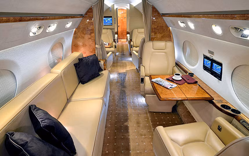 Chuyên cơ này có thể chở tới 14 khách hàng với bộ ghế ngồi bọc da Edelman màu be.