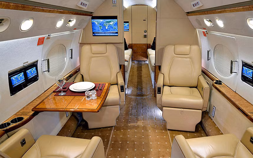 Chiếc Gulfstream G550s có các tính năng giải trí gồm đầu đĩa DVD, TV màn ảnh rộng và quầy bar phục vụ rượu vang và rượu mạnh.