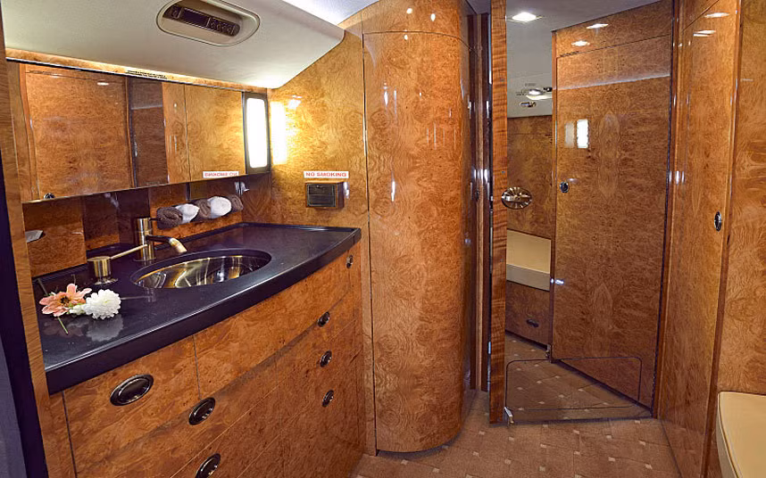 Nhà vệ sinh trông cũng vô cùng sang trọng, có cả phòng tắm.