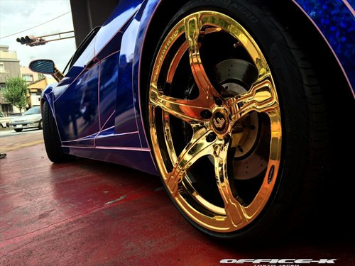 Điểm nổi bật ở chiếc Lamborghini độ này là bộ vành Forgiato Martellato-M được nhập từ Mỹ và bọc vàng 24K.