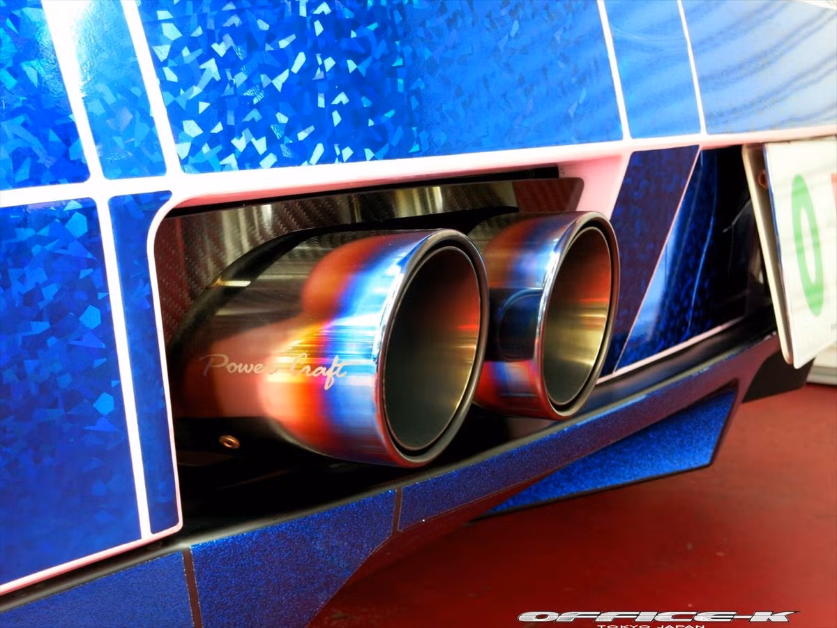 Ống xả cũng được độ khá độc đáo.