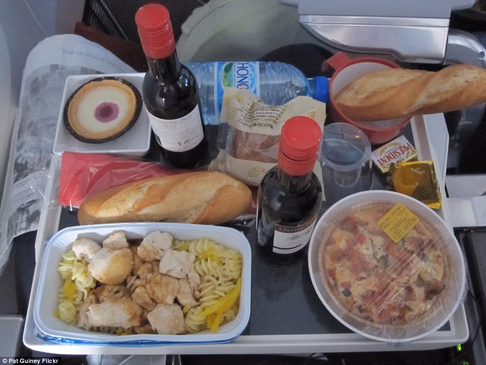 Thực đơn của hãng Air France (Pháp) có mì xào gà, rượu vang đỏ, bánh mì và bánh ngọt để tráng miệng.