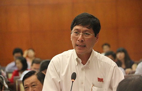 Đại biểu Lâm Thiếu Quân đề nghị hoãn thu phí xe máy một năm nữa. Ảnh: T.LÂM.