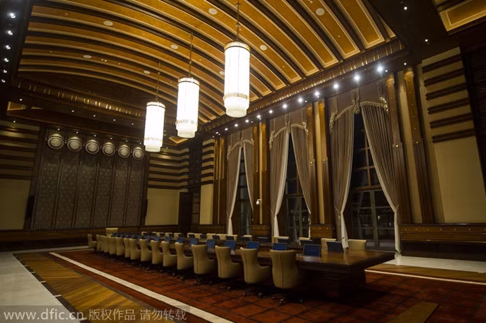 Ngoài ra còn có nhà nghỉ, một trung tâm hội nghị quốc gia, vườn thực vật và một công viên.