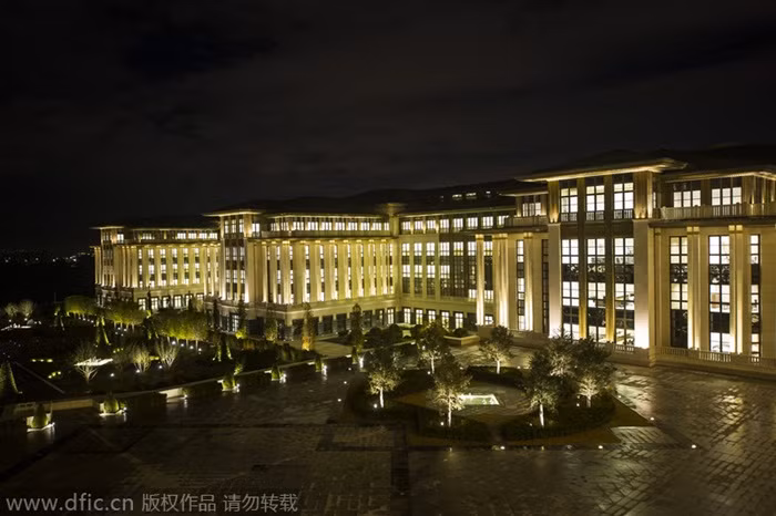 Cung điện xa hoa này được xây dựng trên đất hiến tặng cho nhà nước, có tổng diện tích vào khoảng gần 200.000m2, lớn gấp 50 lần so với diện tích Nhà Trắng của Tổng thống Mỹ.