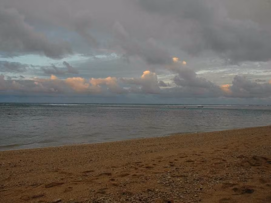 Tỷ phú trẻ này cũng bỏ ra 49,8 USD để mua bãi biển Pila'a.