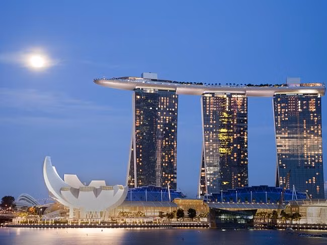 Với chi phí xây dựng hàng tỷ USD, khách sạn xa hoa Marina Bay Sands ở Singapore là nơi được nhiều tỷ phú yêu thích với 3.100 lượt tới nghỉ dưỡng.