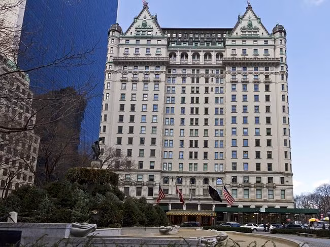 Khách sạn The Plaza New York đứng thứ 2 trong danh sách của New World Wealth với 3.700 triệu phú đến nghỉ ngơi.