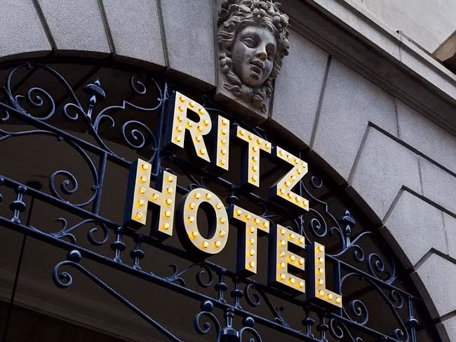 Khách The Ritz London, Anh với 2.600 lượt triệu phú tới nghỉ.