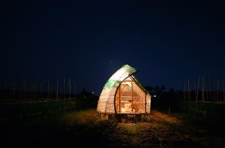 Vị trí ở dưới chân đê - nơi có thể được che chắn khỏi bị gió thổi tốt nhất, nền tảng của ngôi nhà ươm giống là đường ống bê tông được chôn sâu dưới lòng đất, nhằm tăng cường độ kiên cố, tính bền vững của hệ thống khung tre.