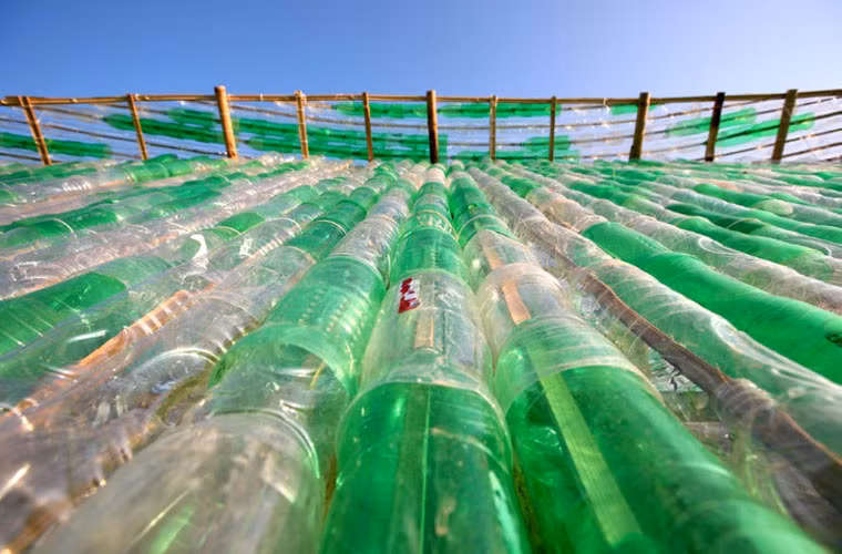 Các vỏ chai nhựa kết nối với nhau tạo thành kết cấu kiên cố.