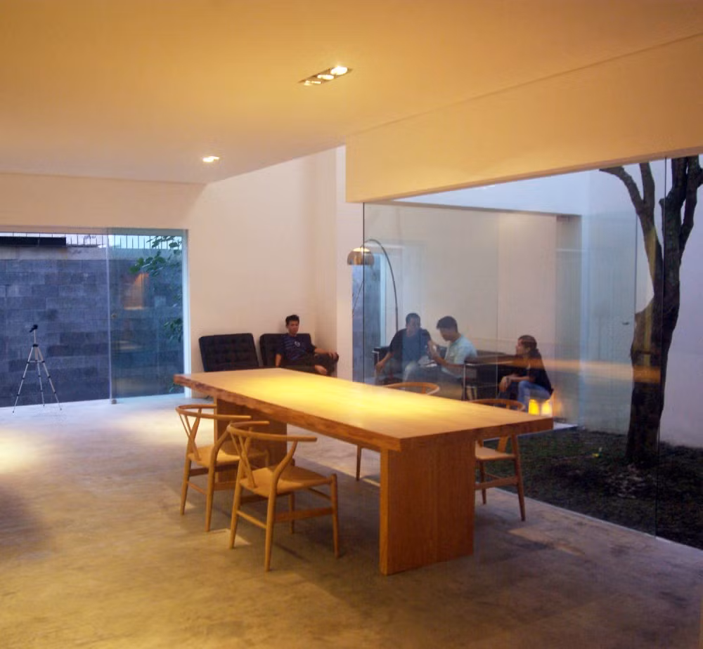 Việc kết hợp ánh sáng đèn giúp không gian thêm ấm cúng.