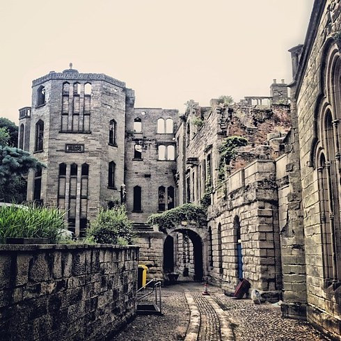 5. Ngôi nhà Guys Cliffe ở Warwickshire. Đến với địa điểm này, bạn cần chuẩn bị tinh thần cho cái ớn lạnh đến tận xương. Từng là một bệnh viện Chiến tranh Thế giới I, Guys Cliffe được xem là nơi thường diễn ra những hoạt động huyền bí. Và nơi này từng là một địa điểm quay phim cho cuộc phiêu lưu của Sherlock Holmes.