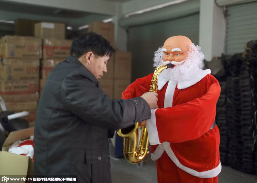 Một nhà máy sản xuất đồ trang trí Giáng sinh ở thành phố Yiwu.