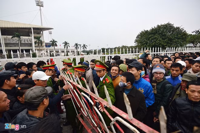 Vé trận bán kết lượt về AFF Cup 2014 trên SVĐ Mỹ Đình đang được dân phe đẩy lên với giá gấp 4 đến 5 lần giá gốc.