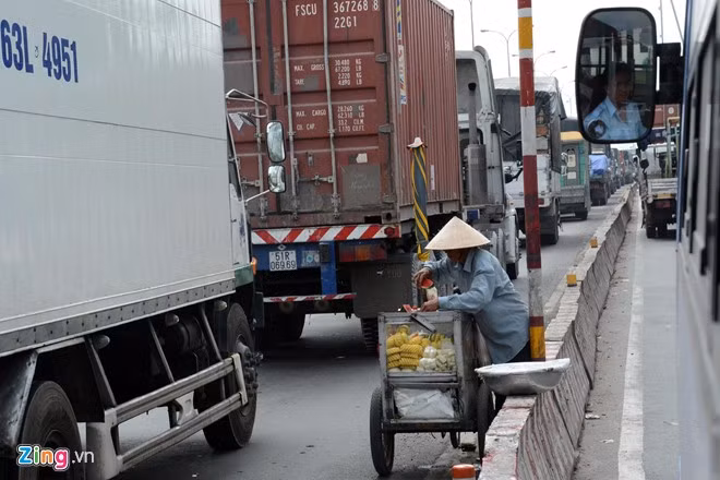 Gần đây, nhiều người đẩy cả xe trái cây ra làn dành riêng cho ôtô để thuận tiện hơn cho việc phục vụ cánh tài xế.