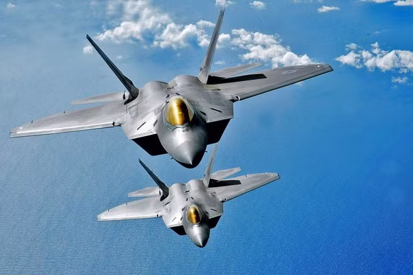 Mức chênh về giá trị giữa Apple và ExxonMobil - công ty lớn thứ 2 thế giới là 221 tỷ USD. Số tiền đó đủ để mua 1.601 chiếc máy bay chiến đấu F22 của Lockheed Martin với giá bán 138 triệu USD/chiếc.