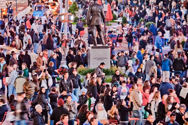 Số tiền mặt hiện có của Apple là 155 tỷ USD. Nếu chia đều cho những người dân Mỹ (dân số Mỹ là 316 triệu người), mỗi người sẽ nhận được 490 USD.