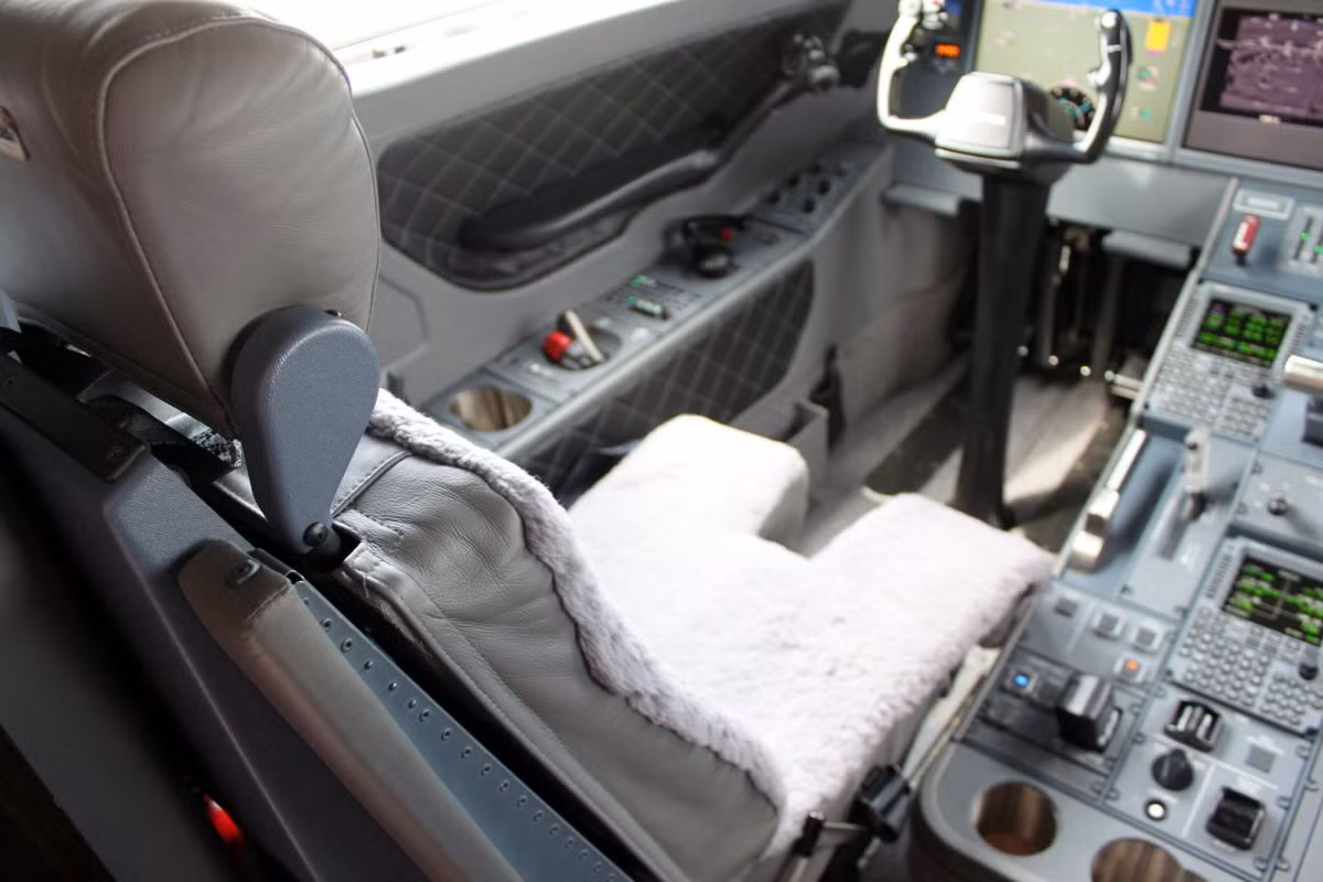 Ghế ngồi của phi công được bọc da cừu, đem đến sự êm ái, thoải mái khi ngồi lái.