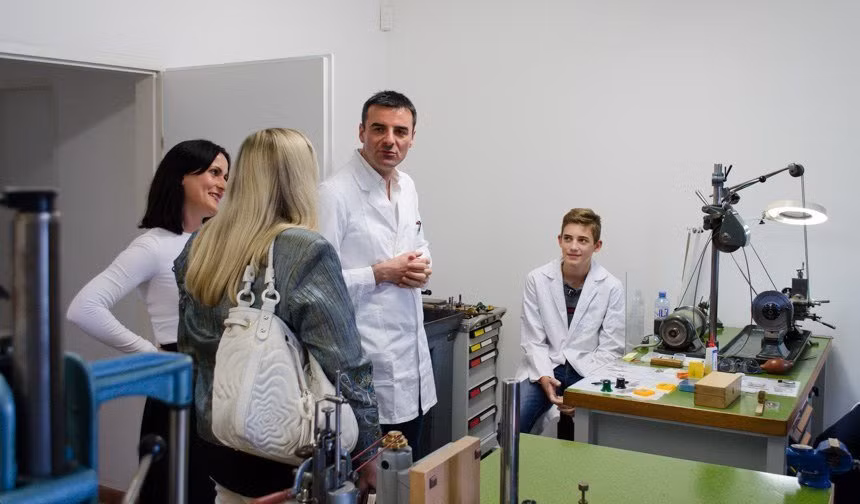 Căn phòng này chứa máy móc thiết bị truyền thống gồm máy tiện và máy khắc để sản xuất linh kiện chất lượng cao cho thương hiệu.