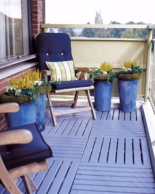 Một góc ban công màu tím thơ mộng.