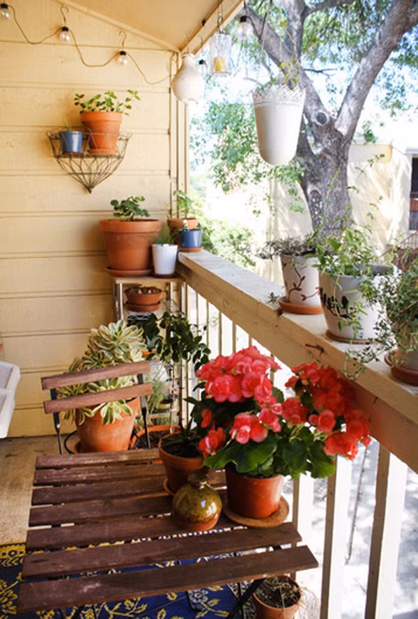 Trang trí ban công cũng góp phần làm ngôi nhà đẹp hơn.