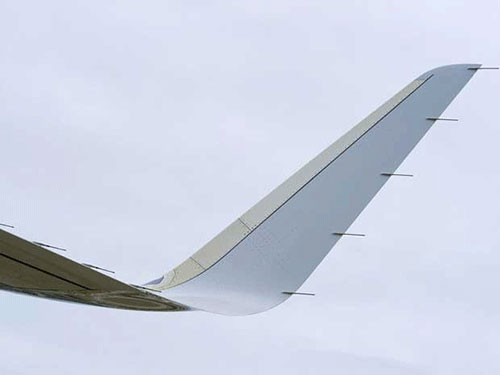 Thiết kế phần cánh cong phụ Sharklet giúp ổn định máy bay và giảm lượng CO2 tiêu thụ trên dòng máy bay A320.