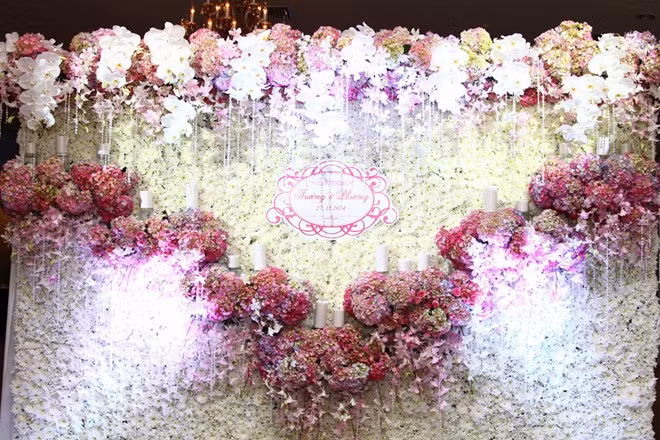 Không gian tiệc cưới tràn ngập hoa với hai màu sắc chủ đạo là trắng và hồng. Buổi tiệc do chính anh trai Lam Trường chuẩn bị để mừng hạnh phúc cho hai em.
