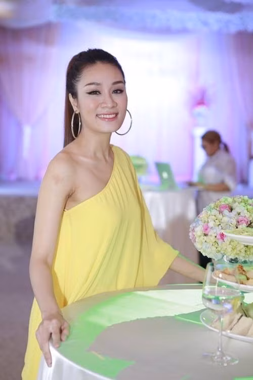 Cháu gái Lam Trường - ca sĩ Minh Thư diện đầm lệch vai nổi bật trong tiệc cưới. Cô đến từ khá sớm để phụ giúp chú.