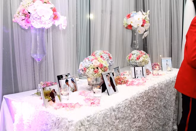 Tại khu vực sảnh của nhà hàng, anh dùng một bàn dài để trưng hoa và những tấm ảnh cưới lẫn đời thường của cặp đôi. Bộ ảnh cưới lãng mạn này được nam ca sĩ và bạn gái 9X thực hiện tại Đà Nẵng, ngay sau khi anh kết thúc vai trò huấn luyện viên ở cuộc thi The Voice Kids.