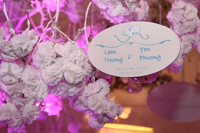 Trên cành hoa giấy còn trưng tên Lam Trường, Yến Phương do chính cặp đôi viết tay lãng mạn.