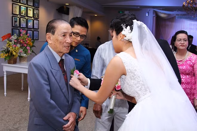 Lam Trường và Yến Phương cài hoa cho bố. Lam Trường - Yến Phương công khai yêu nhau từ năm 2013, nhưng phải đến đầu năm 2014 họ mới thoải mái chia sẻ chuyện tình cảm với công chúng. Anh Hai cho biết, tuy chênh lệch nhiều tuổi nhưng anh thấy cả hai rất hợp nhau.