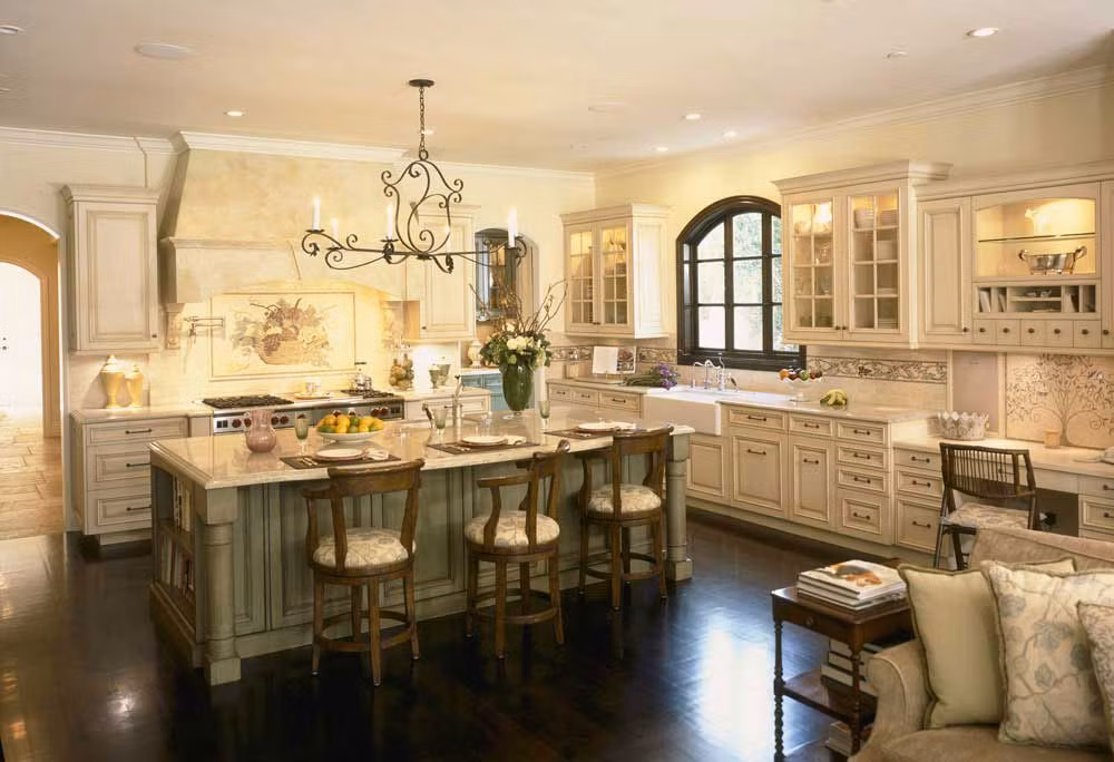 Căn bếp với kiến trúc cổ điển.