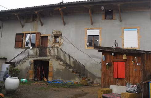 2. Ngôi nhà ma ám được rao với giá một euro (khoảng 27.000 đồng). Ngôi nhà tại vùng L'Arbresle (Pháp) này vốn được cho là bị ma ám khiến chủ nhân của nó không muốn sống và phải bán đi. Dù có diện tích nhà ở lên tới 110 m2 và phần đất xung quanh lên tới 350 m2 nhưng ngôi nhà ma ám này chỉ có giá rao bán 1 euro.