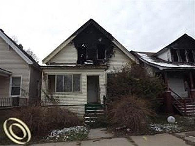 5. Ngôi nhà 3 phòng ngủ ở đường Garland, Detroit (Mỹ) rao bán giá 1 USD (22.000 đồng) trên trang mạng về dữ liệu bất động sản của Mỹ có tên miền Zillow.com. Mặc dù trông có vẻ cũ nát nhưng ngôi nhà này có cả một phòng khách lớn và garage để ô tô.