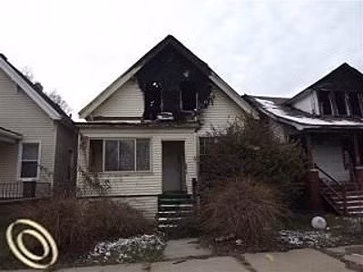 5. Ngôi nhà 3 phòng ngủ ở đường Garland, Detroit (Mỹ) rao bán giá 1 USD (22.000 đồng) trên trang mạng về dữ liệu bất động sản của Mỹ có tên miền Zillow.com. Mặc dù trông có vẻ cũ nát nhưng ngôi nhà này có cả một phòng khách lớn và garage để ô tô.