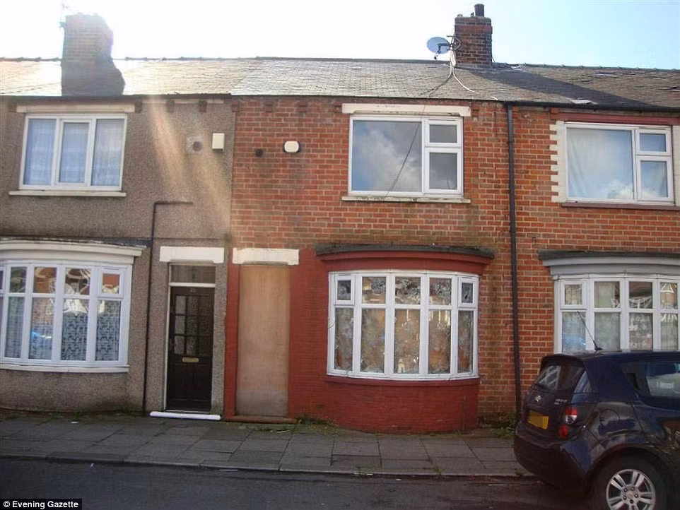 1. Ngôi nhà có đầy đủ phòng khách, nhà bếp và phòng tắm, cùng với ba phòng ngủ nhưng chỉ có giá rao bán là 1 bảng Anh (khoảng 33.000 đồng). Ngôi nhà siêu rẻ này nằm ở South Terrace, South Bank (Anh).