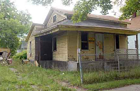 4. Nhà ở Saginaw, bang Michigan (Mỹ) với giá 1,75 USD (khoảng 37.000 đồng). Năm 2008 trong một cuộc đấu giá trên eBay, cô gái 30 tuổi Joanne Smith đánh bại 8 đối thủ khác khi đưa ra giá cao nhất để mua căn nhà này: 1,75 USD.