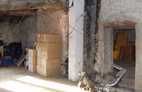 Có lẽ lý do chủ yếu khiến ngôi nhà mất giá như vậy là do nơi đây từng xảy ra những hiện tượng lạ như tiếng gõ cửa sổ, tiếng người lạ, âm thanh lạ và đồ vật bị di chuyển. Chủ của căn nhà cho rằng một hồn ma đứng sau tất cả việc này.