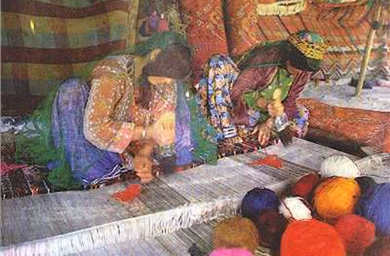 Chính vì độ phức tạp và công phu đó mà mỗi tấm thảm có giá hàng ngàn, thậm chí hàng triệu USD, tùy theo kiểu dáng, kích thước và chất liệu. Trung bình, mỗi tấm thảm Ba Tư có giá khoảng từ 500 USD trở lên. Thảm Ba Tư được coi là biểu tượng của sự giàu có của Hoàng gia và các thương gia, những người thích thể hiện đẳng cấp.