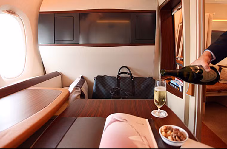 10. Chuyến bay từ New York đến Singapore của hãng Singapore Airlines có giá vé hạng nhất 14.000 USD. Với giá vé này hãng hàng không Singapore cung cấp dịch vụ phòng ngủ riêng cho các khách khoang hạng nhất. Ngoài ra, còn bàn ăn cho khách dùng bữa và TV màn hình LCD 23-inch để giải trí.